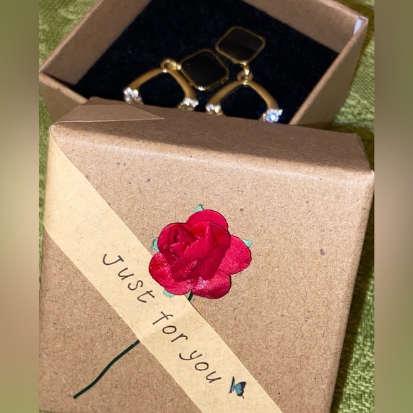 NWOT Elegant Black & Gold Pierced Earrings- Valentine’s Day,Birthdays,Christmas🎄 - Picture 7 of 16